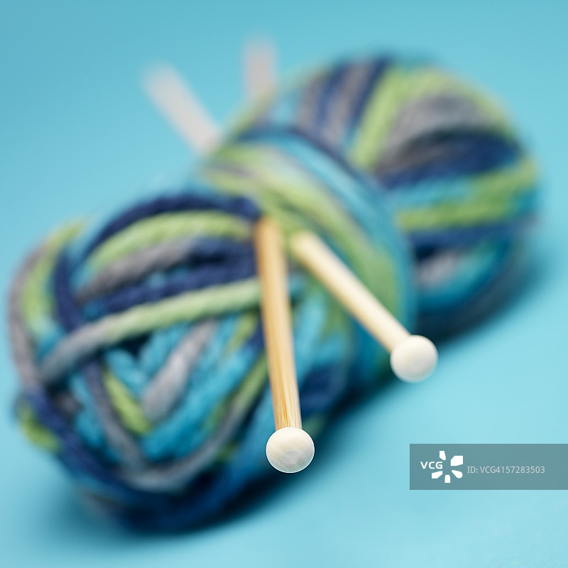 毛线球和针织针的特写图片素材