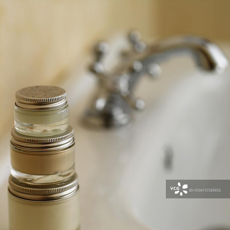 水槽上的乳液罐特写图片素材
