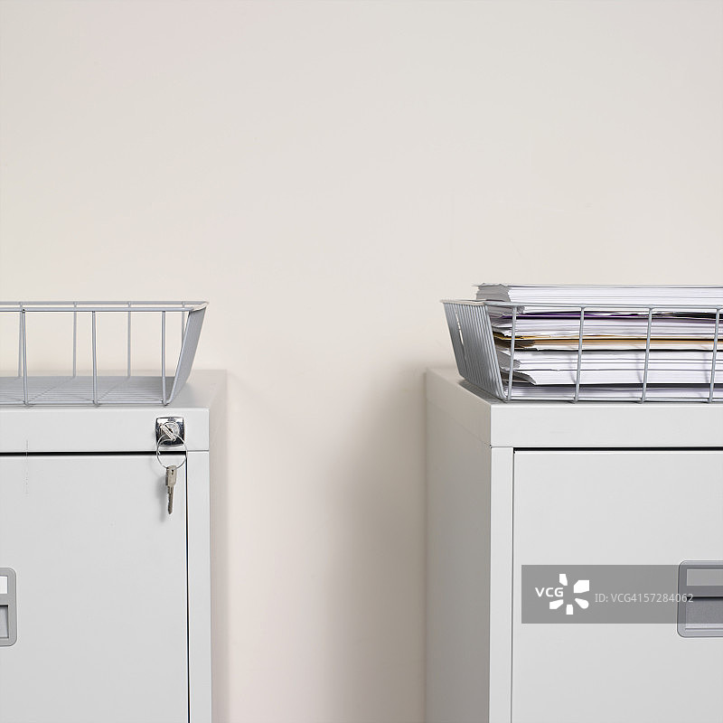 特写：两个顶部带有文件托盘的档案柜图片素材