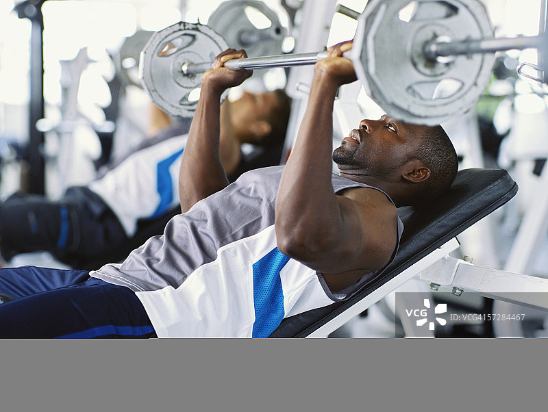 两个中年男人在健身房举重锻炼图片素材