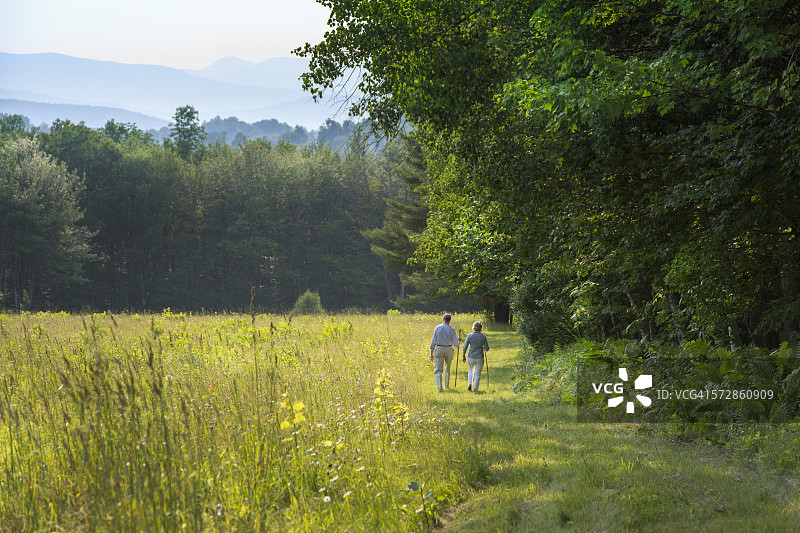 老年夫妇散步图片素材