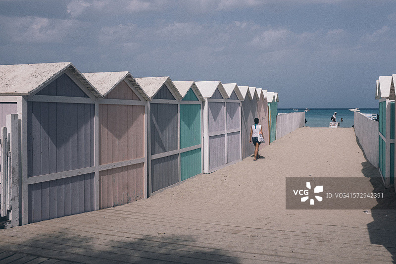 蒙德罗海滩的彩色沙滩小屋图片素材