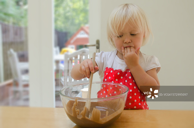 女孩混合和烘烤图片素材