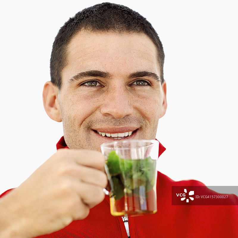 年轻男人拿着一杯柠檬茶图片素材