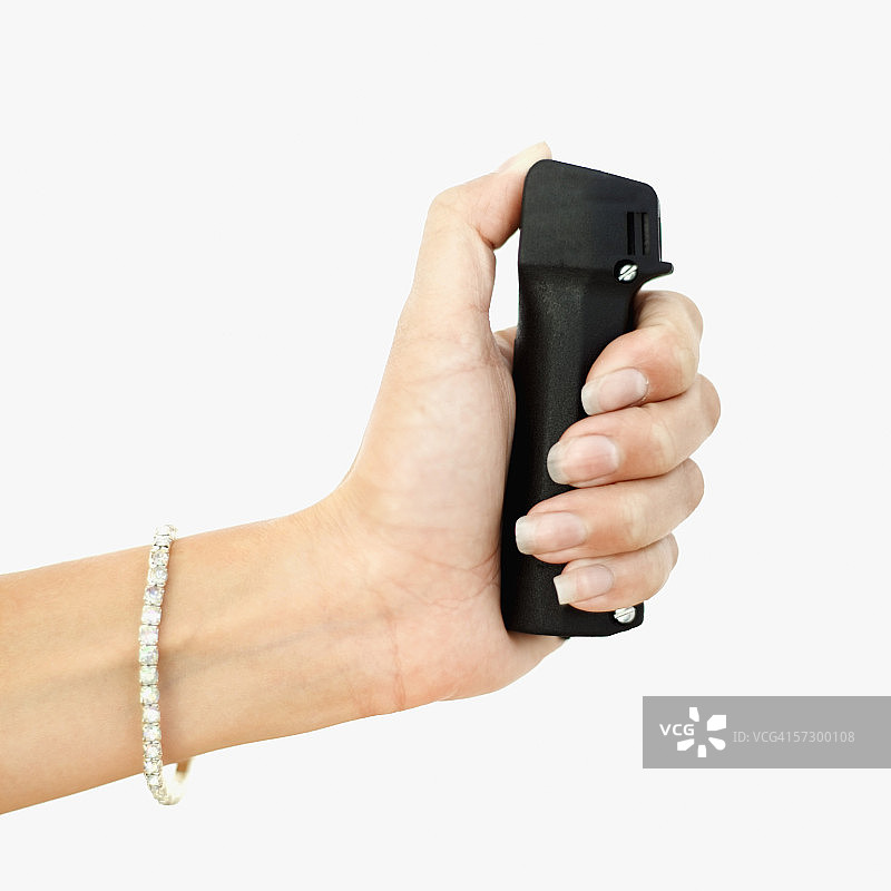 女人戴钻石手链手持防狼喷雾特写图片素材