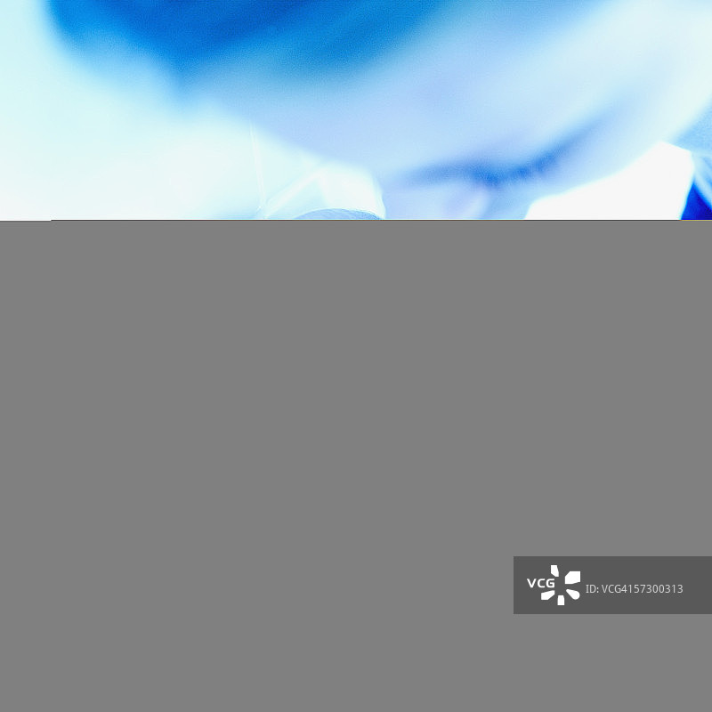 年轻女人修理水龙头特写图片素材