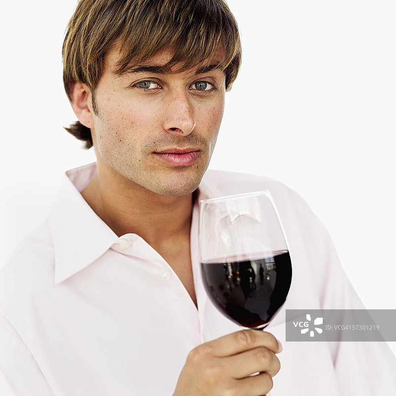 手持一杯红酒的男人肖像图片素材