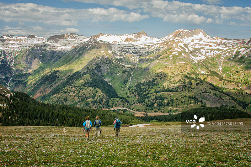 春季山间徒步旅行图片素材