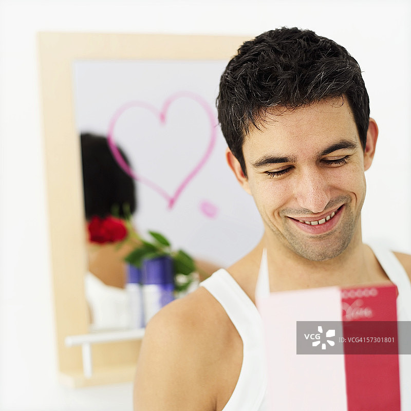 青年男子阅读贺卡的特写镜头图片素材