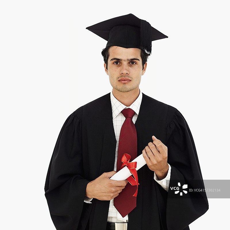 男毕业生穿着长袍手持学位的合影图片素材