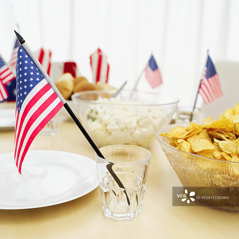 桌上玻璃杯中的微型美国国旗特写图片素材