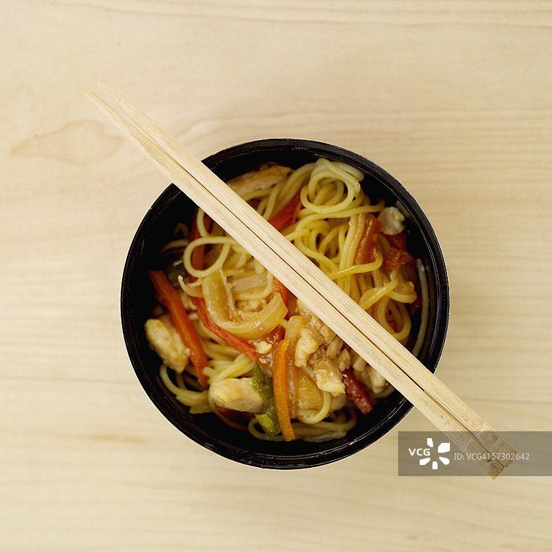 筷子夹面条碗鸟瞰图片素材