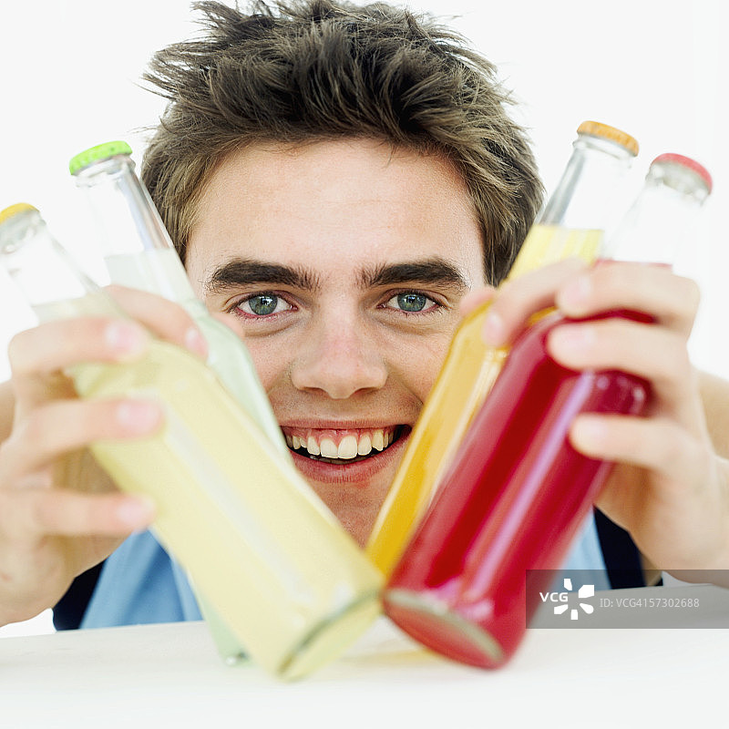 拿着各种酒精饮料的青少年男孩特写图片素材