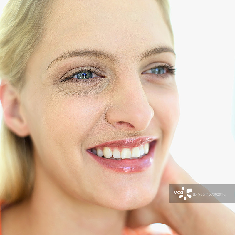 一个年轻女子微笑的特写图片素材