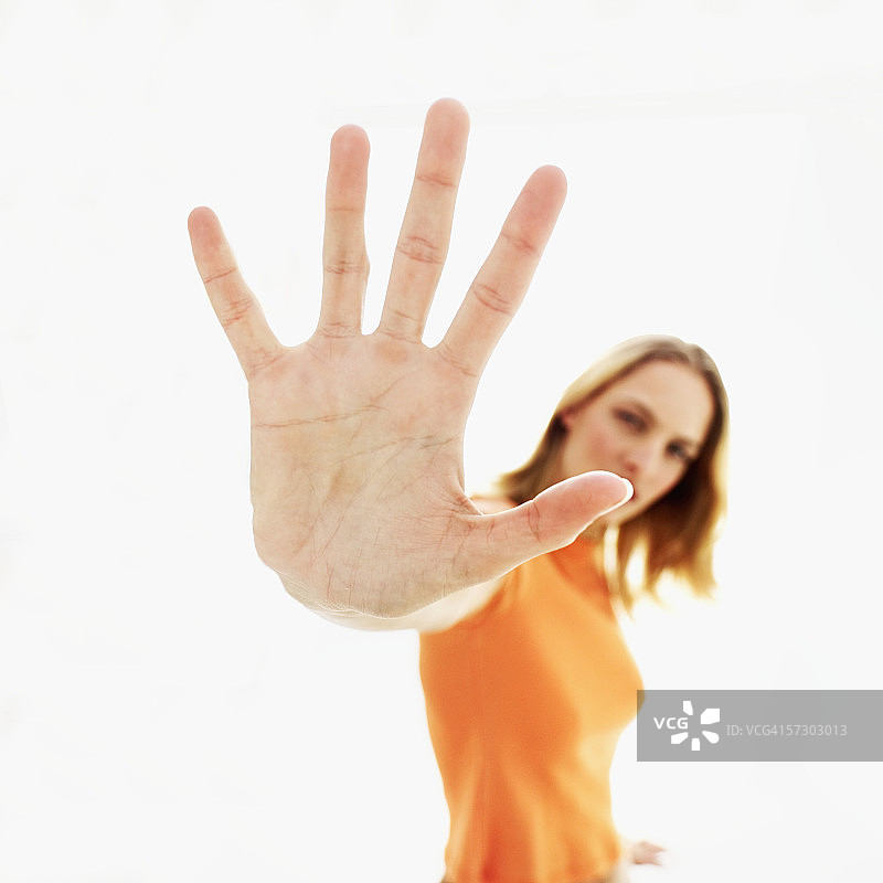 年轻女人伸出手臂，展示她的手图片素材