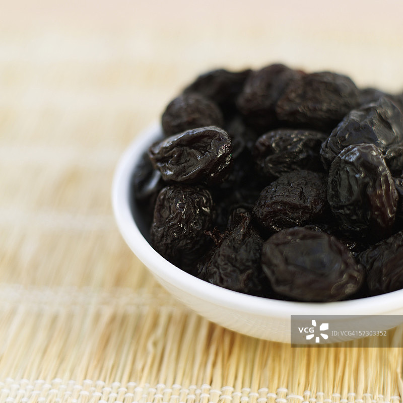 一碗西梅的特写图片素材
