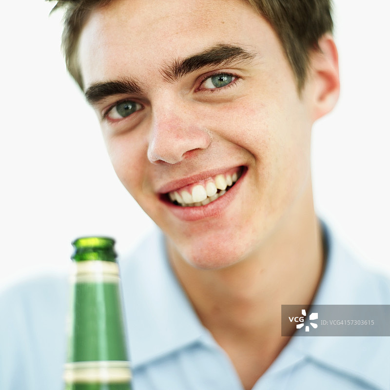 拿着瓶子的男孩肖像图片素材
