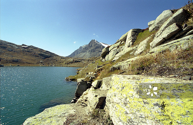 意大利格兰帕拉迪索国家公园：阿涅尔湖低角度风光图片素材