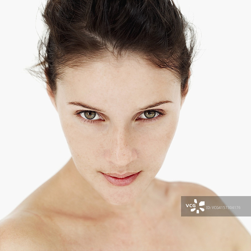 年轻女子看着镜头特写图片素材