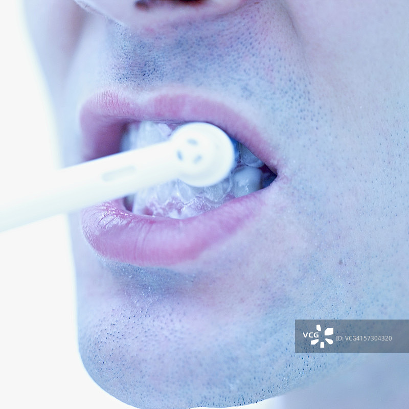 男人刷牙的嘴部特写图片素材