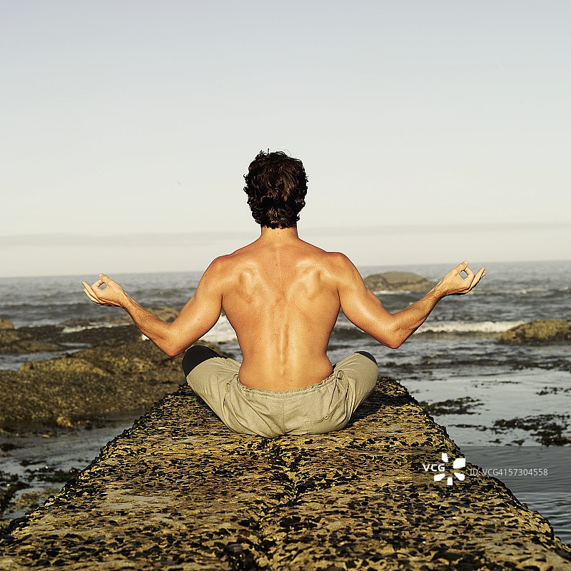 年轻男人在码头冥想的背影图片素材