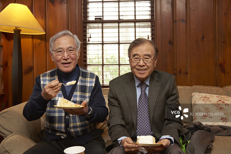 亚裔老人在一块儿吃蛋糕图片素材