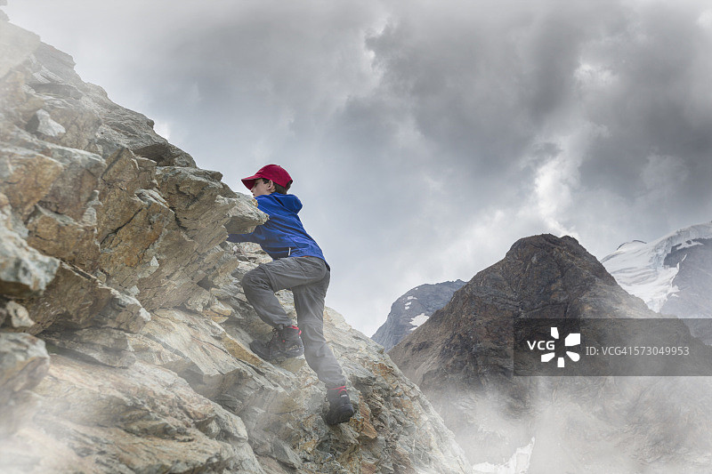 孩子在瑞士恩嘎丁攀岩图片素材