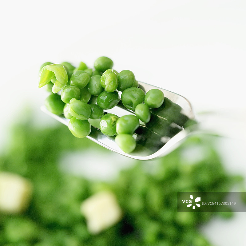 叉子上的豌豆特写图片素材