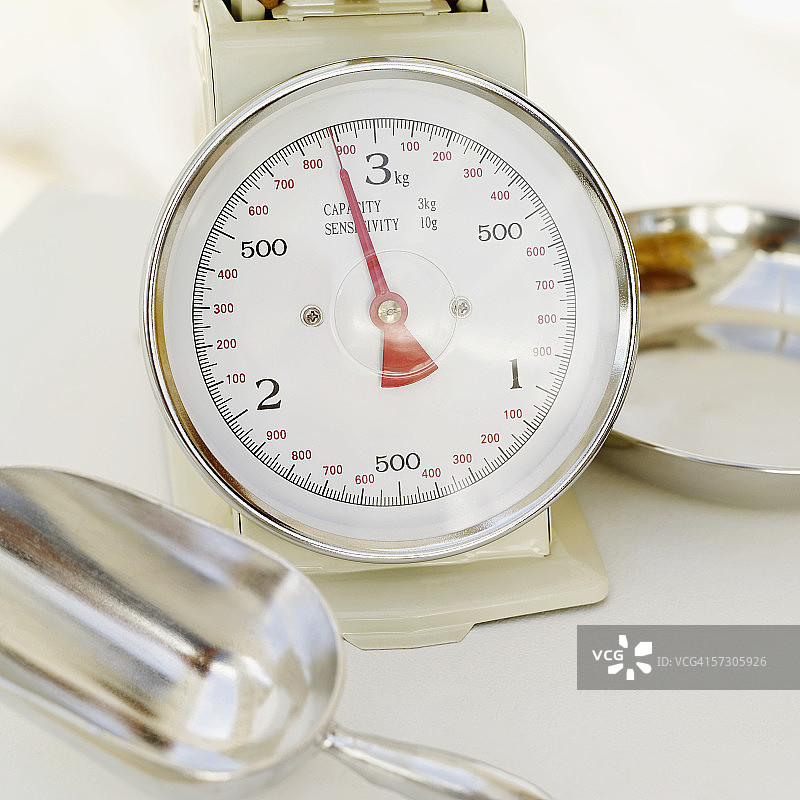 厨房秤和勺子特写图片素材