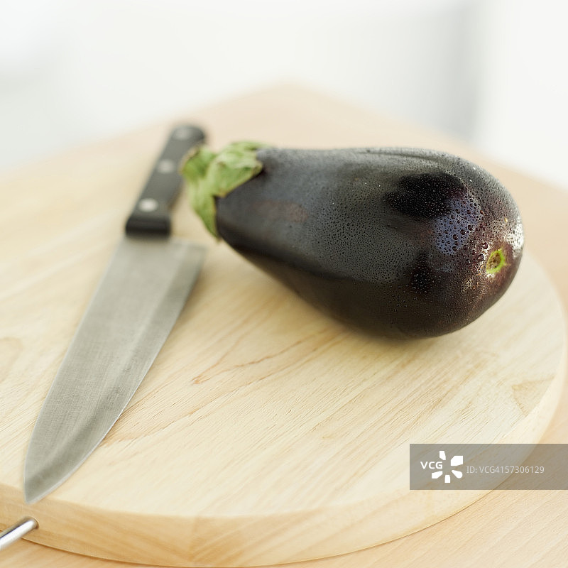 菜板上的茄子和刀图片素材