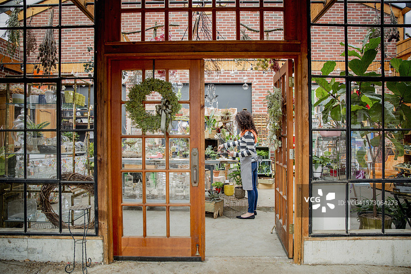 员工在植物苗圃的门口工作图片素材