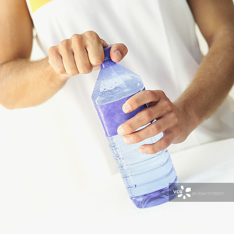 男人打开一瓶水特写图片素材