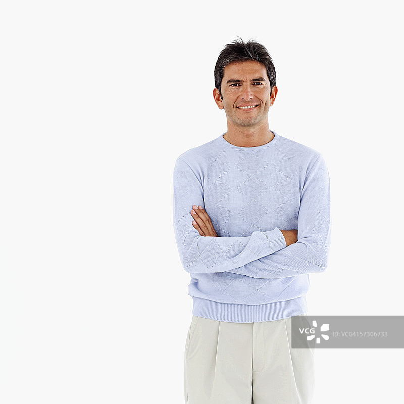 双手交叉站立的男人肖像图片素材