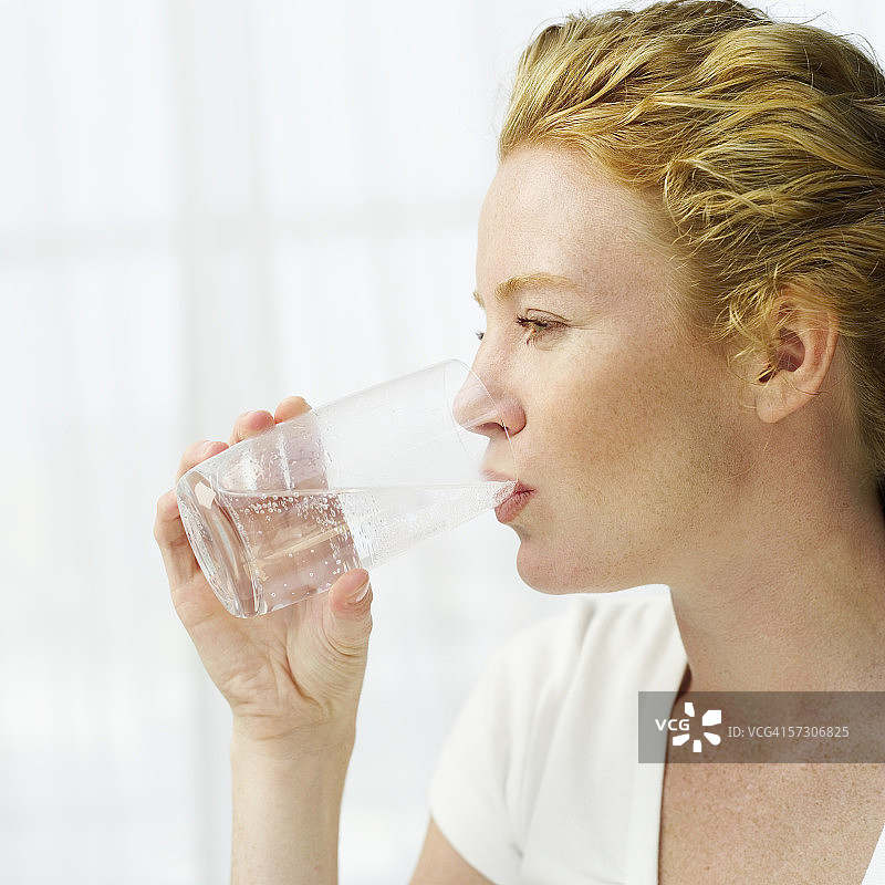 年轻女人喝水的侧脸轮廓图片素材