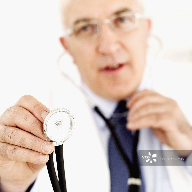 老年男医生手持听诊器特写图片素材