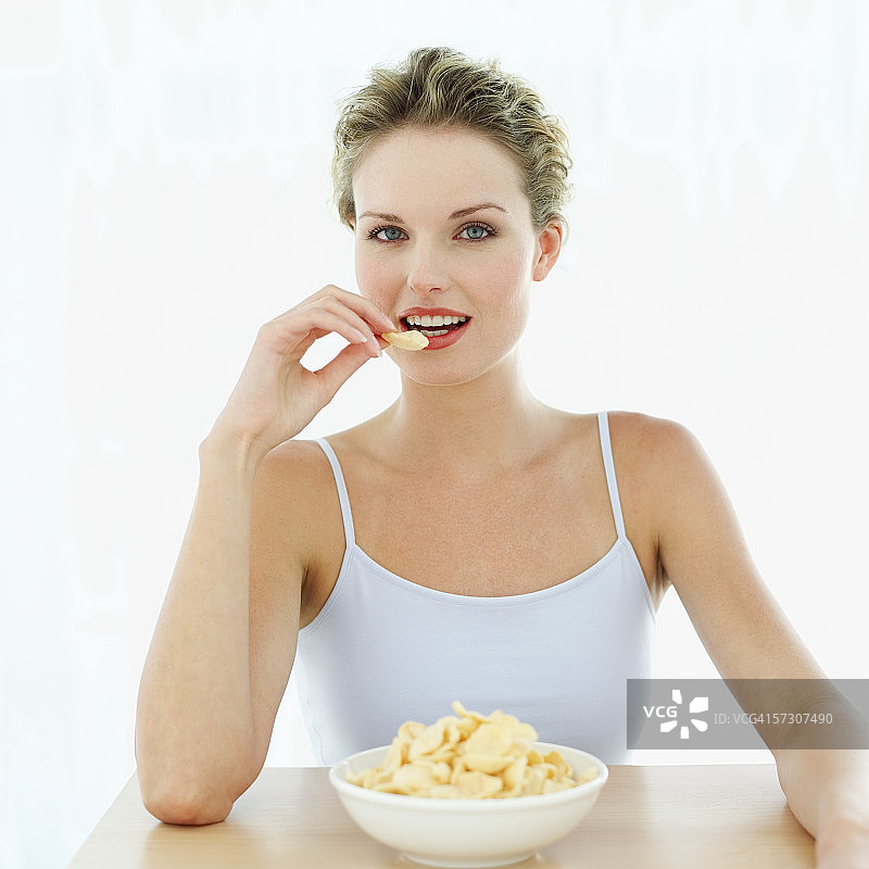 吃薯片的年轻女人肖像图片素材