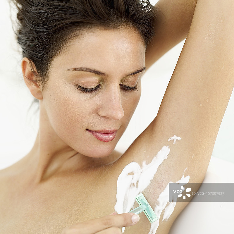 年轻女人刮腋毛特写镜头图片素材