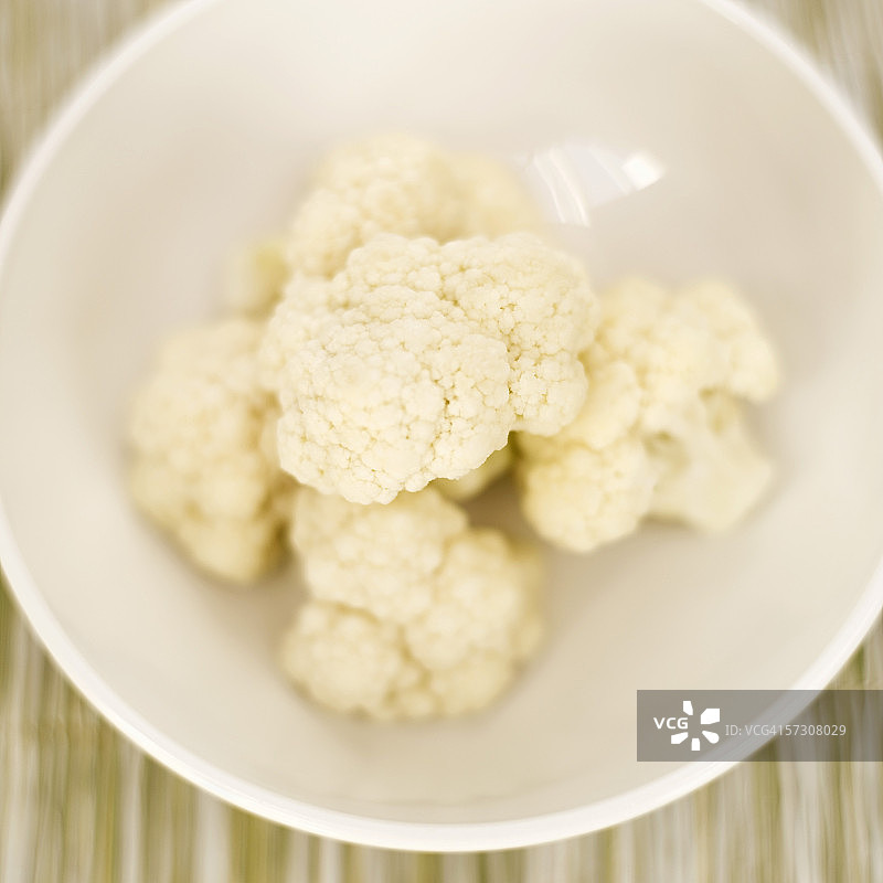 特写：碗里的花椰菜小花图片素材