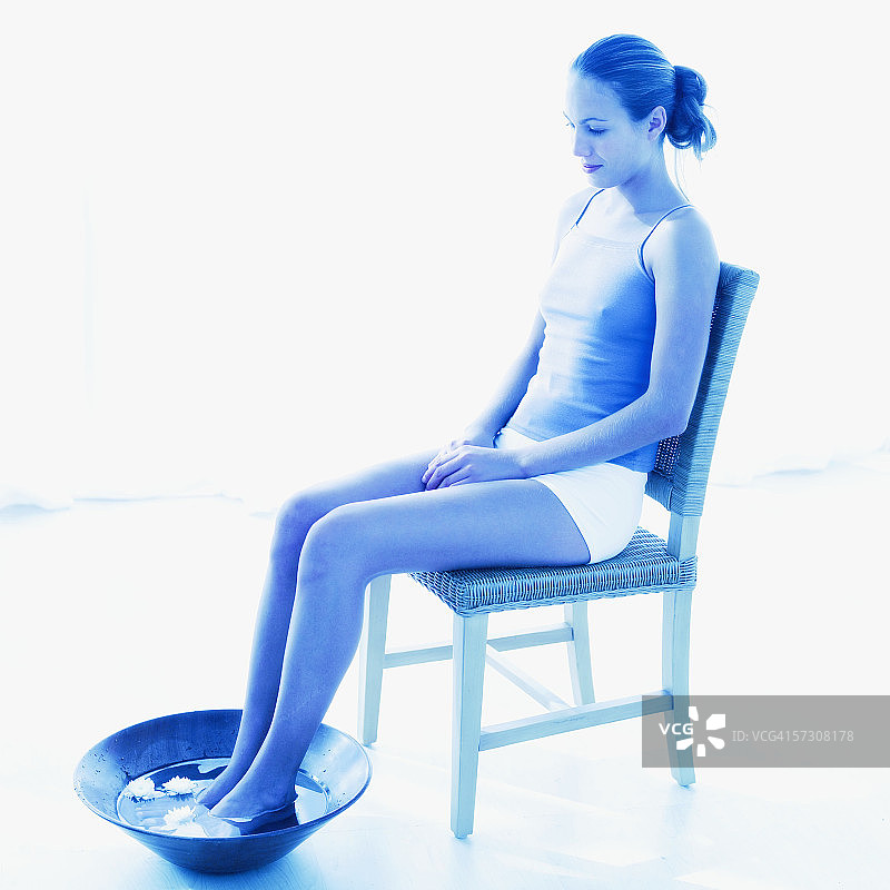 年轻女人坐在水盆里图片素材