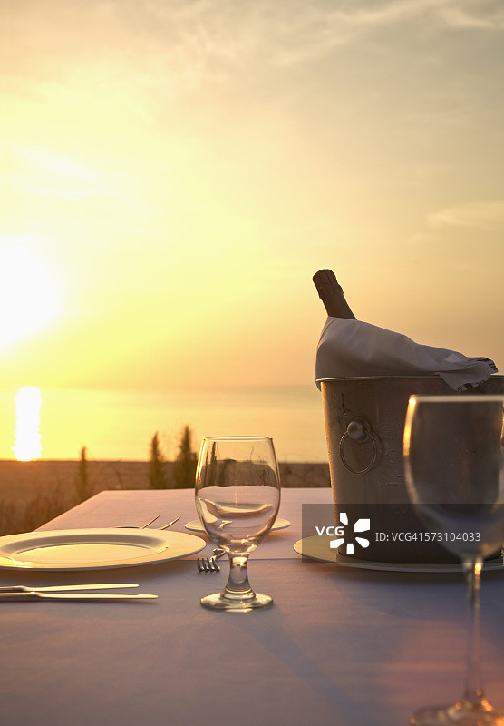 日落时分空桌上的香槟桶图片素材