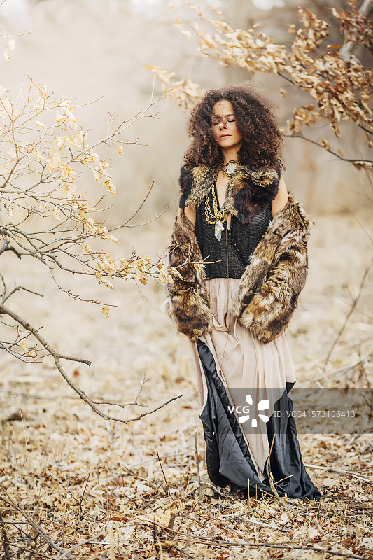 穿着时尚的混血女人在田野里图片素材