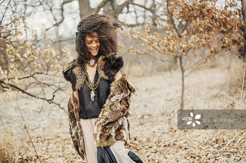 穿着时尚的混血女人在田野里图片素材