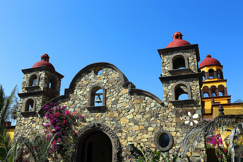 传统塔楼和拱门的仰视角度图片素材