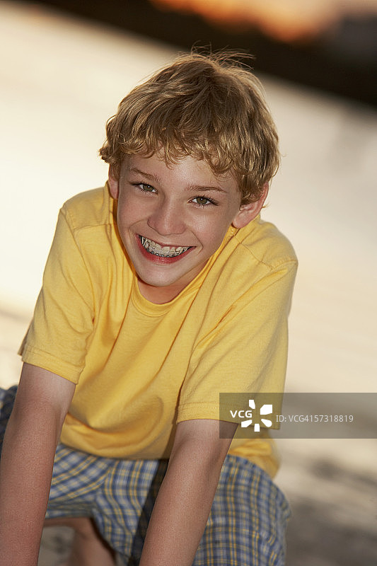 微笑的青少年男孩肖像图片素材