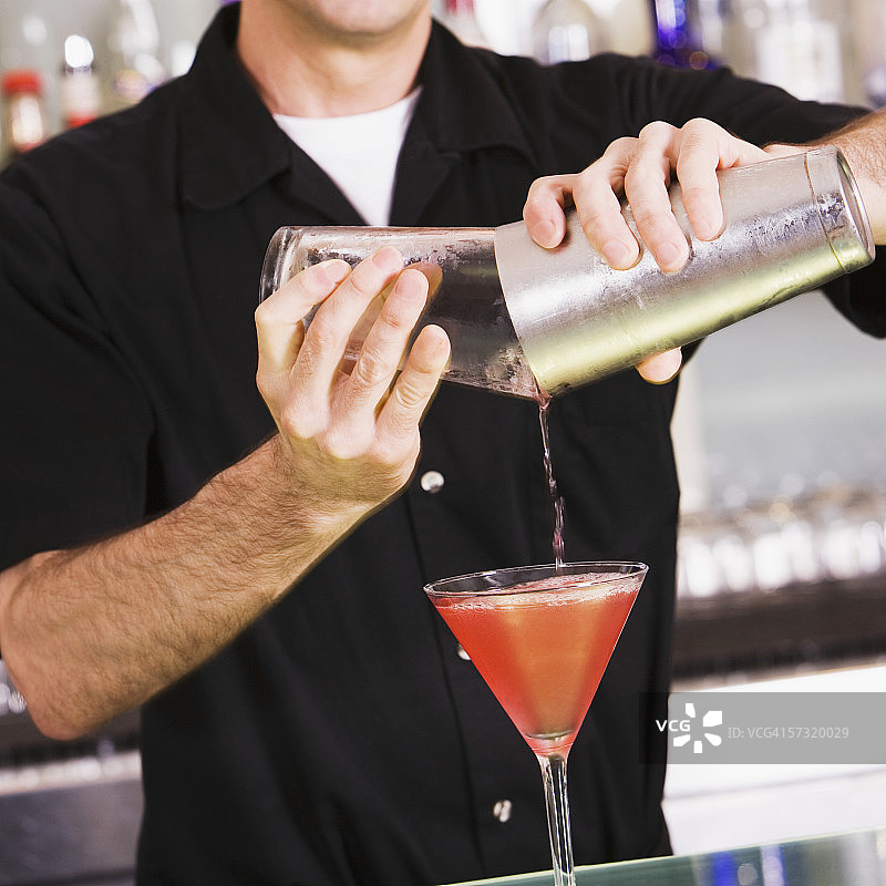酒保调制马提尼图片素材