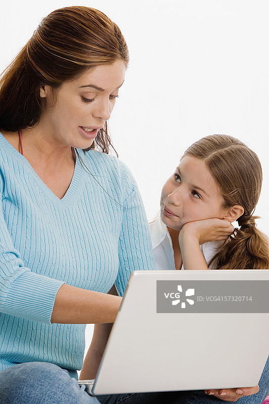 母亲和女儿使用笔记本电脑工作特写图片素材