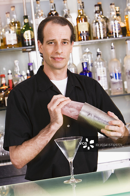 调酒师调制马提尼的肖像图片素材