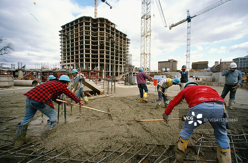 建筑工人在马里兰州贝塞斯达的新办公楼浇筑水泥图片素材