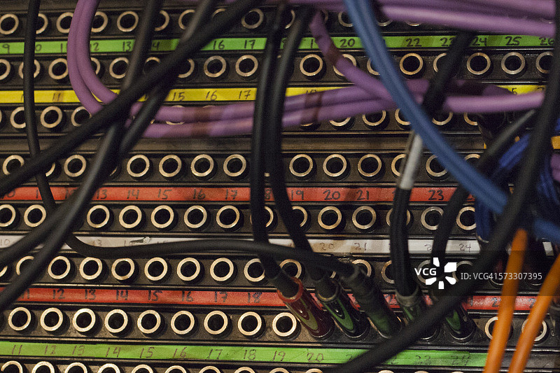 插入电路板的电缆图片素材