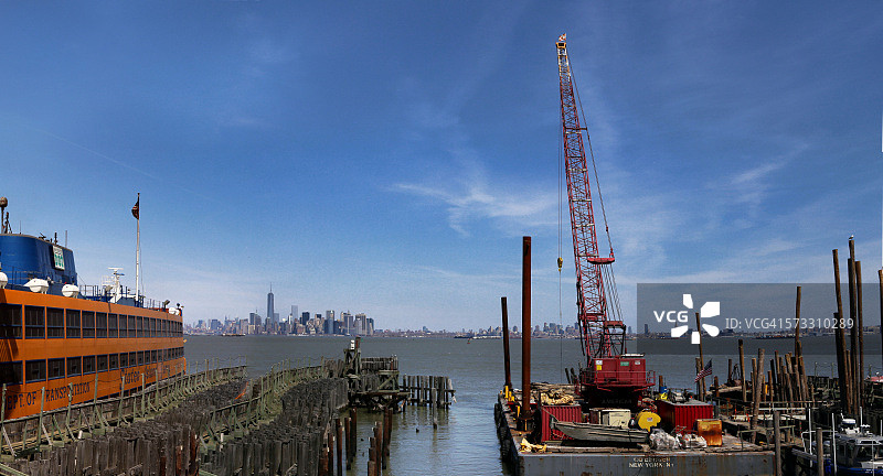 从斯塔滕岛看曼哈顿天际线图片素材